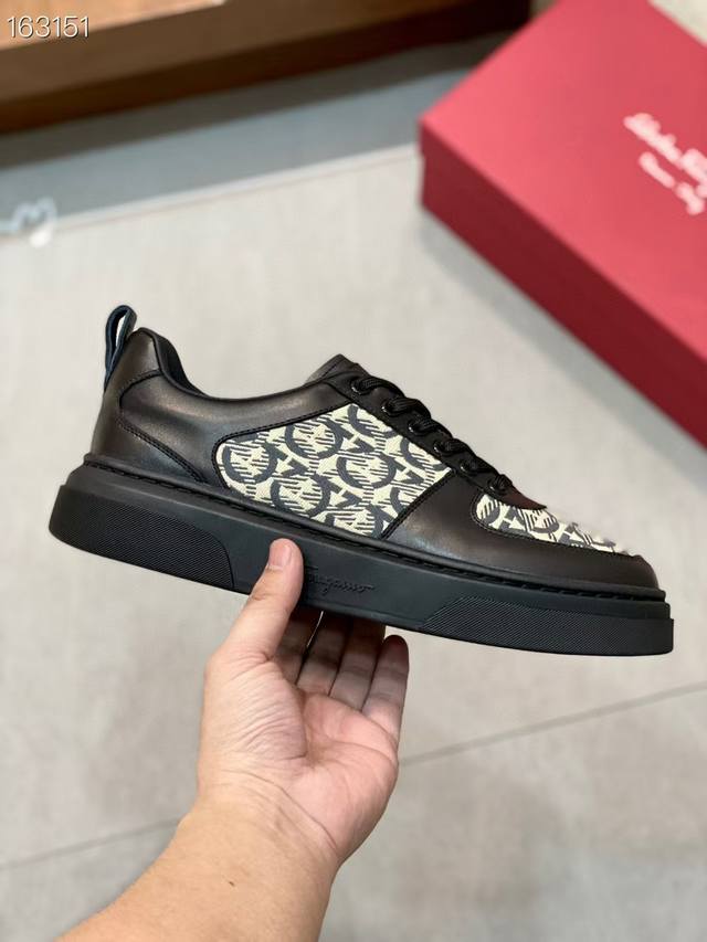 Ferragamo 菲拉格慕 新款男士Gancini轮廓低帮休闲鞋，这款低帮休闲鞋选用麂皮及小牛皮皮革制造。其灵感源自九十年代篮球鞋风格，侧面Gancini嵌饰