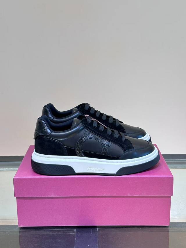 Ferragamo 菲拉格慕 新款男士Gancini轮廓低帮休闲鞋，这款低帮休闲鞋选用麂皮及小牛皮皮革制造。其灵感源自九十年代篮球鞋风格，侧面Gancini嵌饰