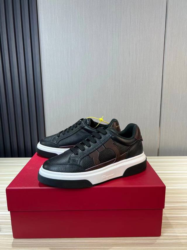 Ferragamo 菲拉格慕 新款男士Gancini轮廓低帮休闲鞋，这款低帮休闲鞋选用麂皮及小牛皮皮革制造。其灵感源自九十年代篮球鞋风格，侧面Gancini嵌饰