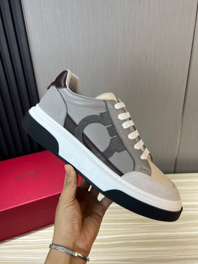 Ferragamo 菲拉格慕 新款男士Gancini轮廓低帮休闲鞋，这款低帮休闲鞋选用麂皮及小牛皮皮革制造。其灵感源自九十年代篮球鞋风格，侧面Gancini嵌饰