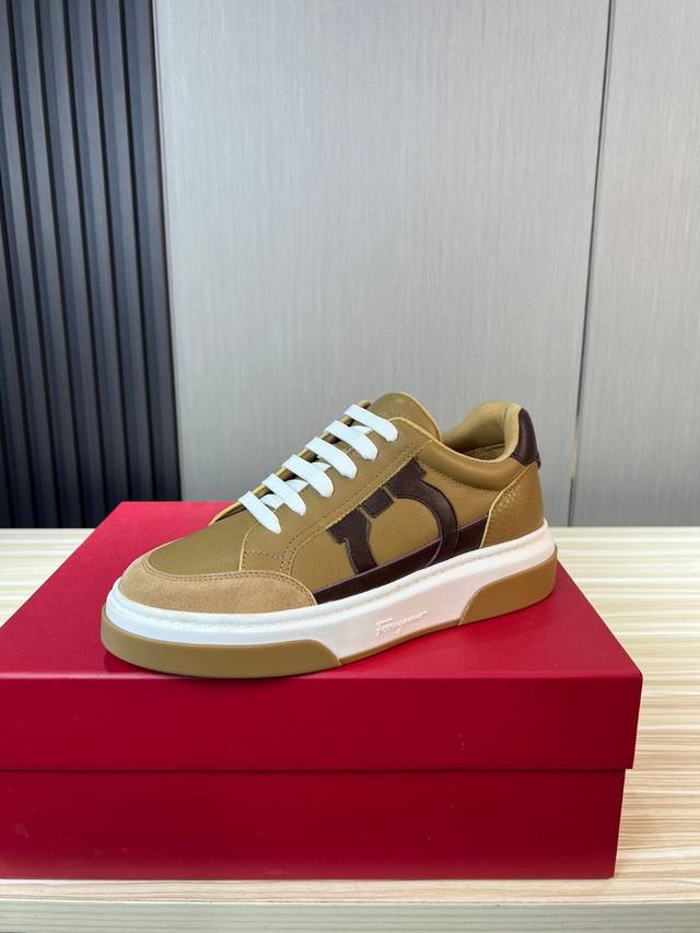 Ferragamo 菲拉格慕 新款男士Gancini轮廓低帮休闲鞋，这款低帮休闲鞋选用麂皮及小牛皮皮革制造。其灵感源自九十年代篮球鞋风格，侧面Gancini嵌饰