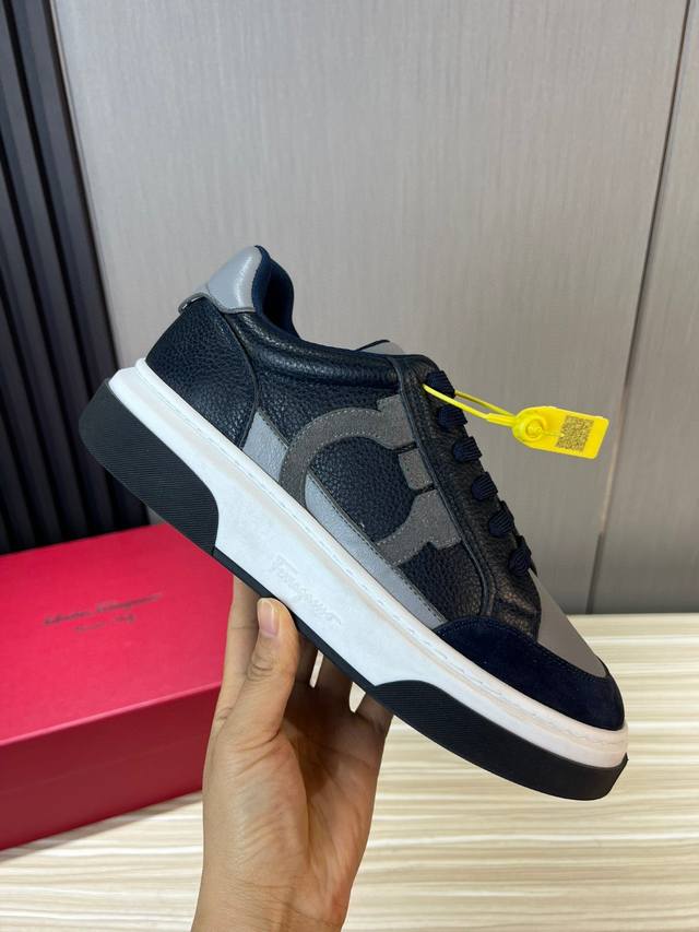 Ferragamo 菲拉格慕 新款男士Gancini轮廓低帮休闲鞋，这款低帮休闲鞋选用麂皮及小牛皮皮革制造。其灵感源自九十年代篮球鞋风格，侧面Gancini嵌饰