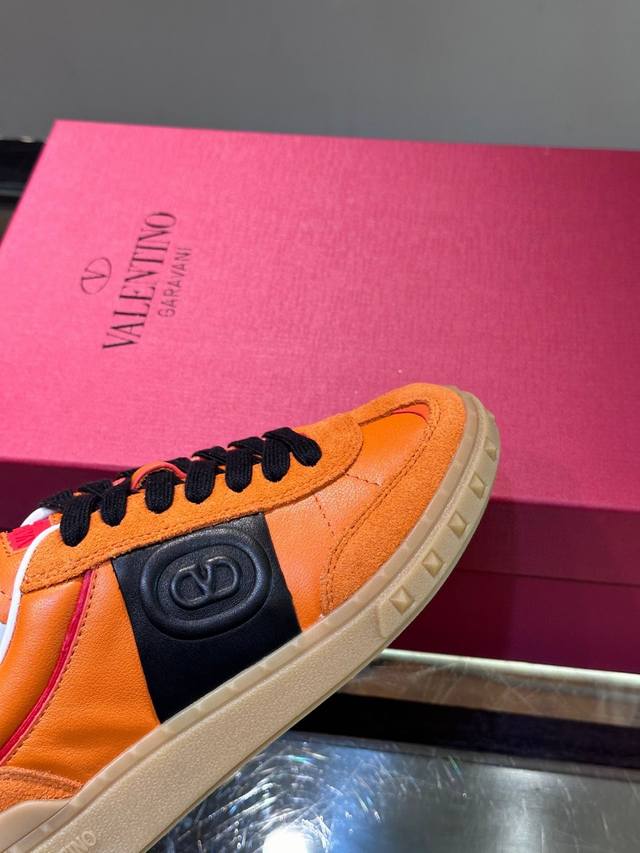 原单品质 市场顶级版本 Valentino 华伦天奴 最新时装周走秀 情侣 款 ，独特设计时尚一族特现脚瘦一款百塔的时尚产品 面料：鞋头采用高丝光三角纹牛皮与A