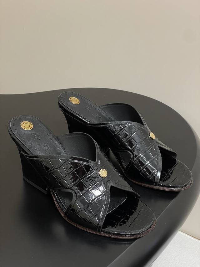 鳄鱼纹 Loro Piana 诺悠翩雅 Lp Vera系列 25S春夏新款 复古交叉带平底拖鞋绝美坡跟凉拖鞋最新鳄鱼纹拖鞋 这款Vera凉拖鞋采用别具一格的坡跟