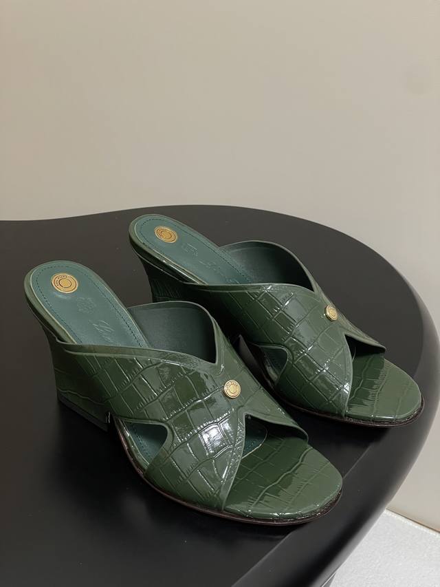 鳄鱼纹 Loro Piana 诺悠翩雅 Lp Vera系列 25S春夏新款 复古交叉带平底拖鞋绝美坡跟凉拖鞋最新鳄鱼纹拖鞋 这款Vera凉拖鞋采用别具一格的坡跟