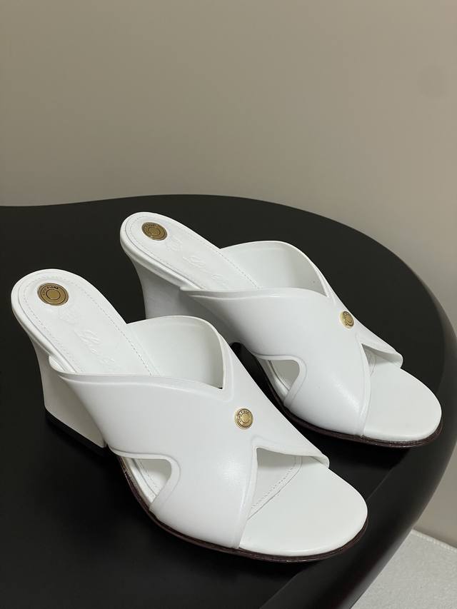 Loro Piana 诺悠翩雅 Lp Vera系列 25S春夏新款 复古交叉带平底拖鞋绝美坡跟凉拖鞋 这款Vera凉拖鞋采用别具一格的坡跟设计，可为各式装扮注入