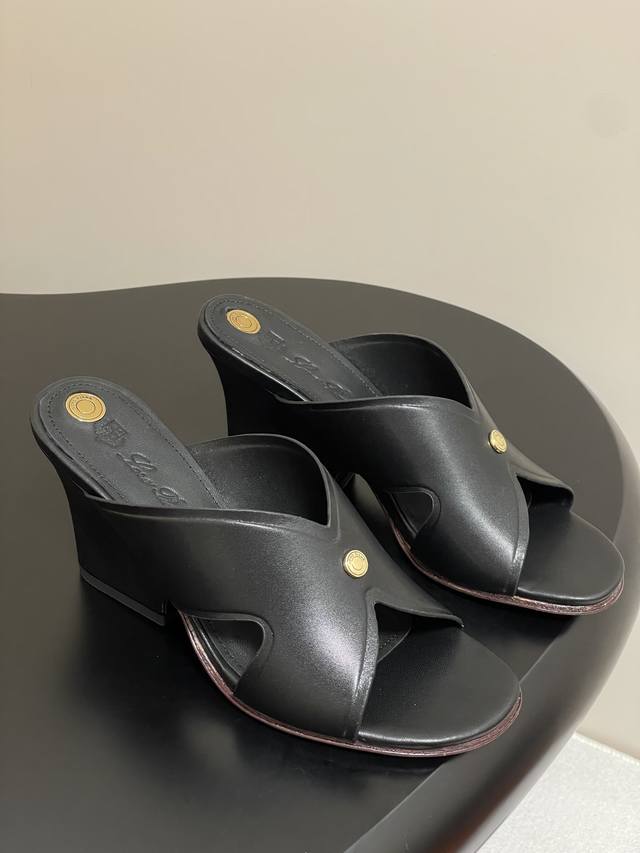 Loro Piana 诺悠翩雅 Lp Vera系列 25S春夏新款 复古交叉带平底拖鞋绝美坡跟凉拖鞋 这款Vera凉拖鞋采用别具一格的坡跟设计，可为各式装扮注入