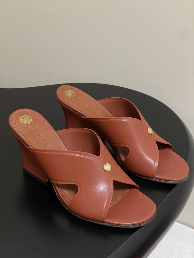 Loro Piana 诺悠翩雅 Lp Vera系列 25S春夏新款 复古交叉带平底拖鞋绝美坡跟凉拖鞋 这款Vera凉拖鞋采用别具一格的坡跟设计，可为各式装扮注入