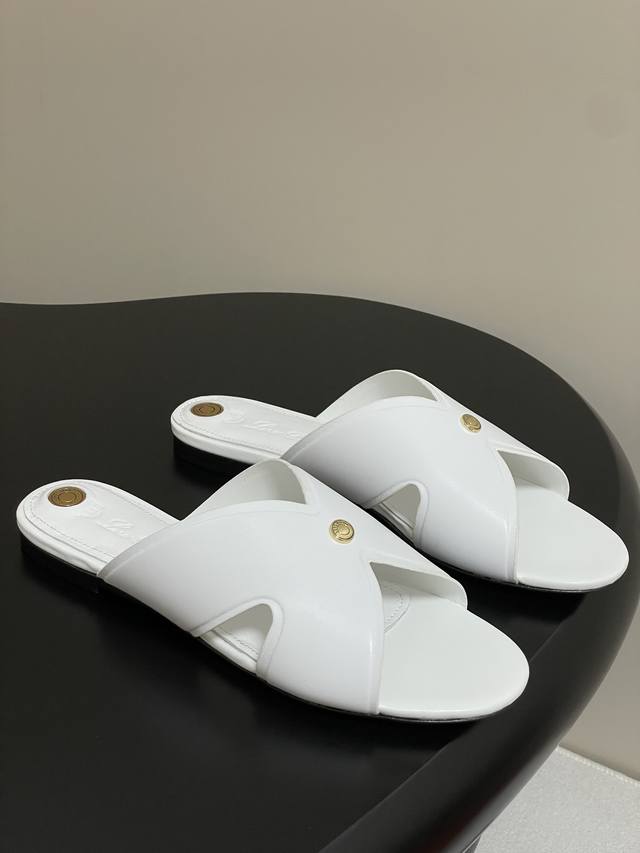 Loro Piana 诺悠翩雅 Lp Vera系列 25S春夏新款 复古交叉带平底拖鞋绝美坡跟凉拖鞋 这款Vera凉拖鞋采用别具一格的坡跟设计，可为各式装扮注入