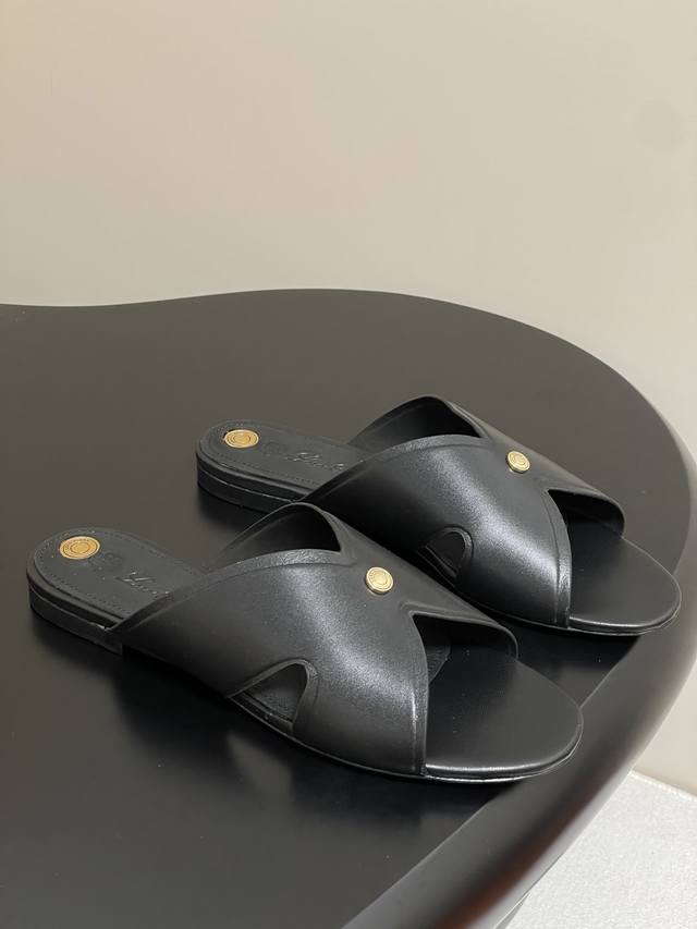 Loro Piana 诺悠翩雅 Lp Vera系列 25S春夏新款 复古交叉带平底拖鞋绝美坡跟凉拖鞋 这款Vera凉拖鞋采用别具一格的坡跟设计，可为各式装扮注入