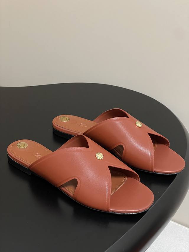 Loro Piana 诺悠翩雅 Lp Vera系列 25S春夏新款 复古交叉带平底拖鞋绝美坡跟凉拖鞋 这款Vera凉拖鞋采用别具一格的坡跟设计，可为各式装扮注入