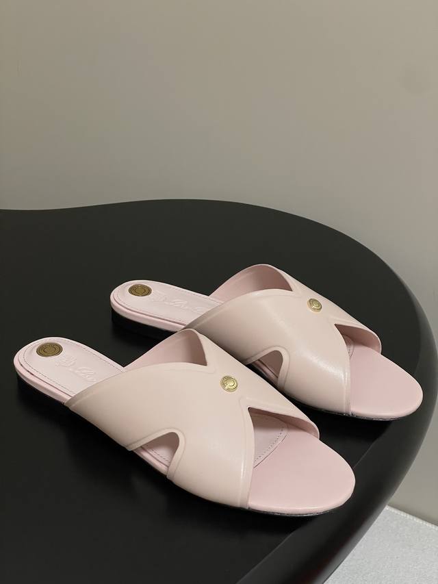 Loro Piana 诺悠翩雅 Lp Vera系列 25S春夏新款 复古交叉带平底拖鞋绝美坡跟凉拖鞋 这款Vera凉拖鞋采用别具一格的坡跟设计，可为各式装扮注入