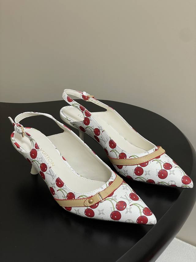 樱桃系列 25Ss春夏新款 Louis Vuitton 25 Lv 6Am 露跟凉鞋 樱桃系列 尖头搭扣 细跟 高跟鞋 鹰嘴小尖头搭配镂空皮条小方扣可调节松紧，
