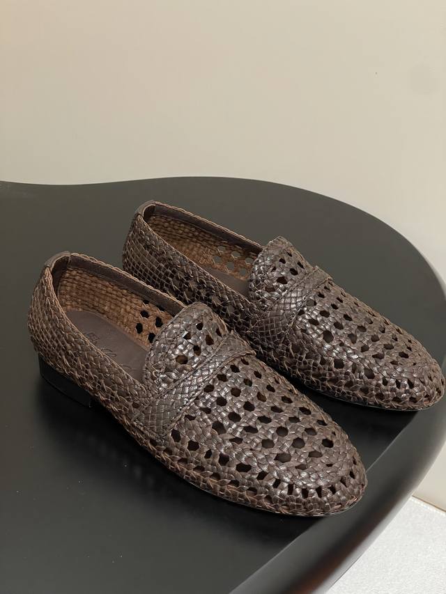 爆炸款 Loro Piana 诺悠翩雅 Lp60S春夏新款 牛皮手工编织镂空乐福鞋老钱风复古单鞋 Leon乐福鞋的设计灵感源自标志性Summer Charm款式
