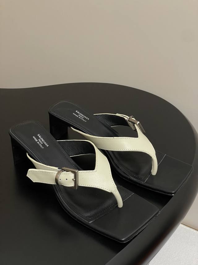 25春夏新款Balenciaga巴黎世家高跟方头夹脚人字拖鞋 将时髦发挥到极致的 巴黎世家方头时装鞋，巴黎世家的鞋子绝对开了挂，每一双都想去入，因为真的每一对都