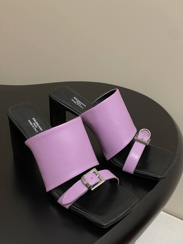 25春夏新款Balenciaga巴黎世家方头搭扣高跟拖鞋 将时髦发挥到极致的 巴黎世家方头时装鞋，巴黎世家的鞋子绝对开了挂，每一双都想去入，因为真的每一对都自带