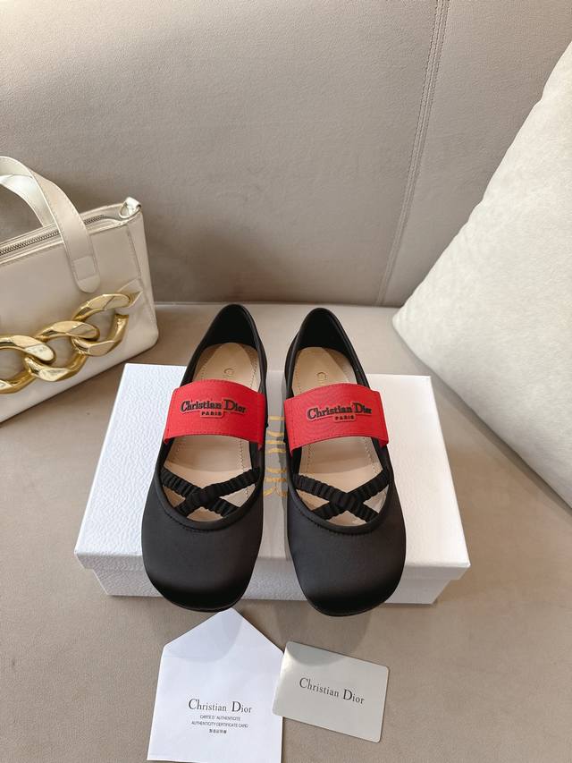 Dior 2025Fall早秋系列鞋履芭蕾舞鞋这谁不心动 太美了吧！ Dior简直就是掌管美学的神 特别是黑红配色 轻奢混种羊皮面料超有质感和高级感！ 鞋面；进