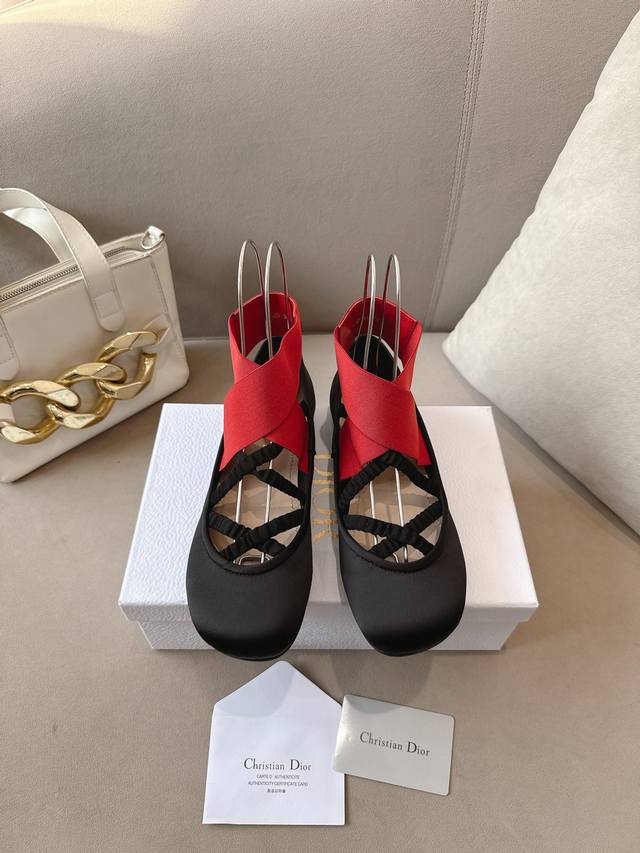 Dior 2025Fall早秋系列鞋履芭蕾舞鞋这谁不心动 太美了吧！ Dior简直就是掌管美学的神 特别是黑红配色 轻奢混种羊皮面料超有质感和高级感！ 鞋面；进