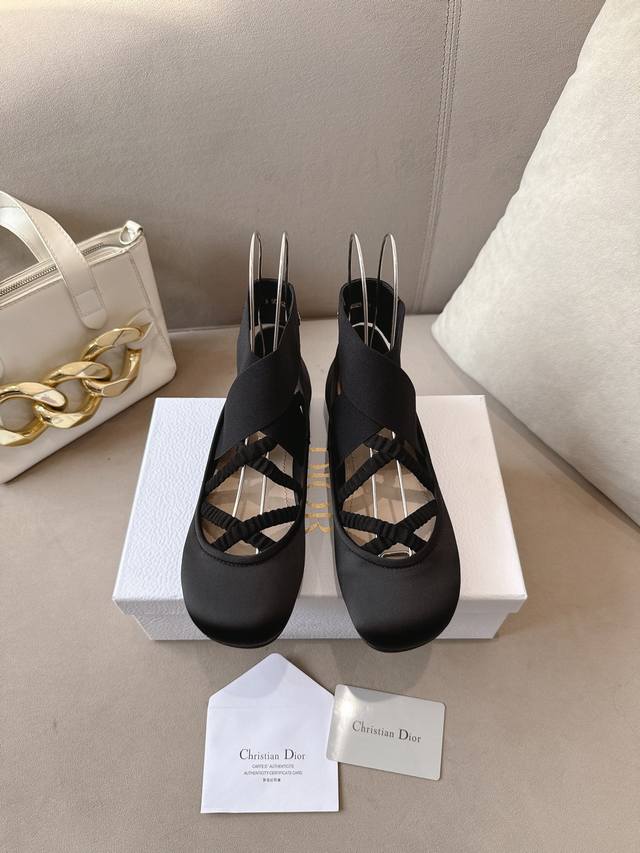 Dior 2025Fall早秋系列鞋履芭蕾舞鞋这谁不心动 太美了吧！ Dior简直就是掌管美学的神 特别是黑红配色 轻奢混种羊皮面料超有质感和高级感！ 鞋面；进