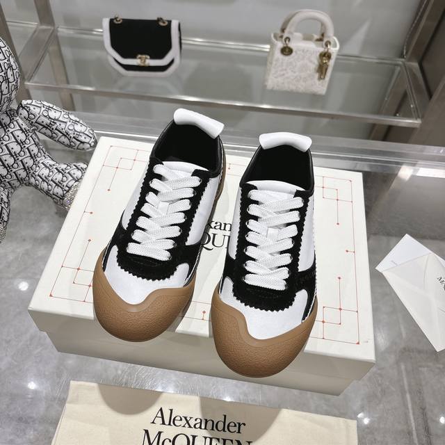 2025麦昆新款Aiexandermcqueen 原单品质已认证！ 原版1:1复刻，最新专柜同步上新。 Mcqueen标志 圆形鞋头 轻盈分段式鞋底软底设计，