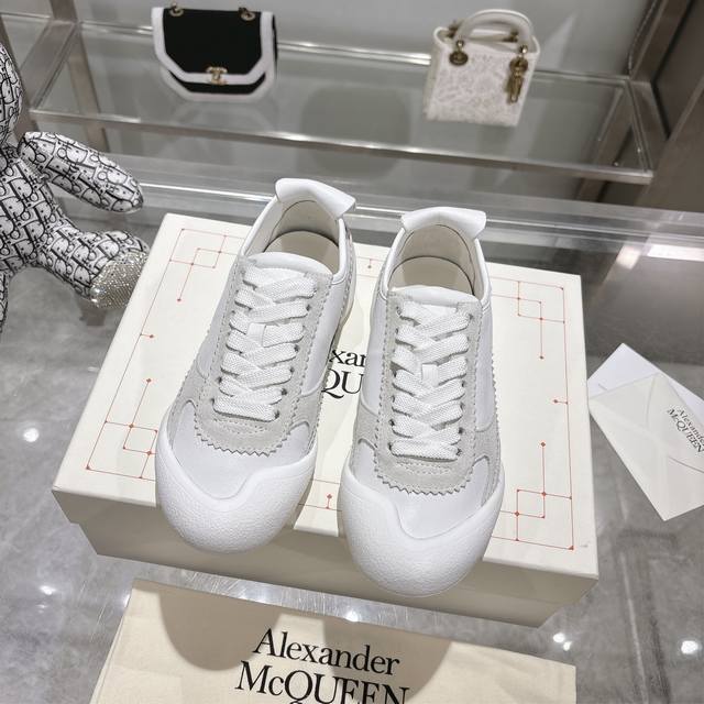2025麦昆新款Aiexandermcqueen 原单品质已认证！ 原版1:1复刻，最新专柜同步上新。 Mcqueen标志 圆形鞋头 轻盈分段式鞋底软底设计，