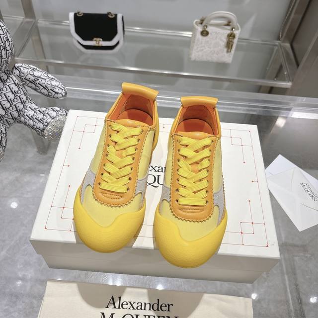 2025麦昆新款Aiexandermcqueen 原单品质已认证！ 原版1:1复刻，最新专柜同步上新。 Mcqueen标志 圆形鞋头 轻盈分段式鞋底软底设计，