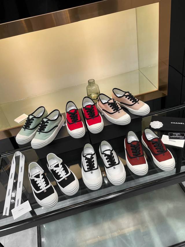 Chanel* 小香2025Ss最新休闲鞋，目前超级流行的饼干鞋 网红明星小红书狂追热推 发售蠢萌可爱的造型带了点复古味！ 造型特殊，很有辨识度， 显瘦显腿长，