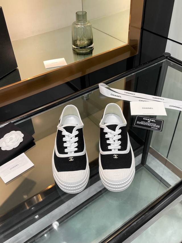 Chanel* 小香2025Ss最新休闲鞋，目前超级流行的饼干鞋 网红明星小红书狂追热推 发售蠢萌可爱的造型带了点复古味！ 造型特殊，很有辨识度， 显瘦显腿长，