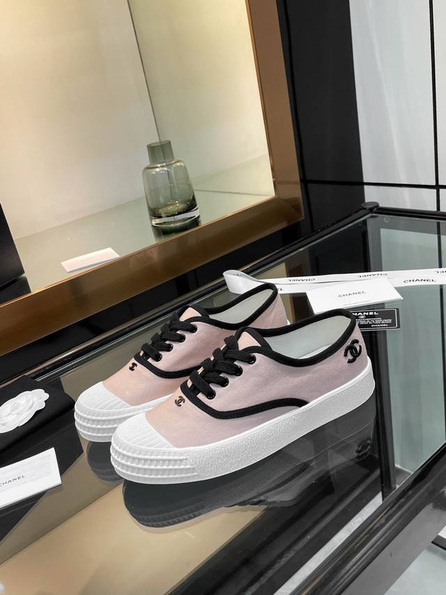 Chanel* 小香2025Ss最新休闲鞋，目前超级流行的饼干鞋 网红明星小红书狂追热推 发售蠢萌可爱的造型带了点复古味！ 造型特殊，很有辨识度， 显瘦显腿长，