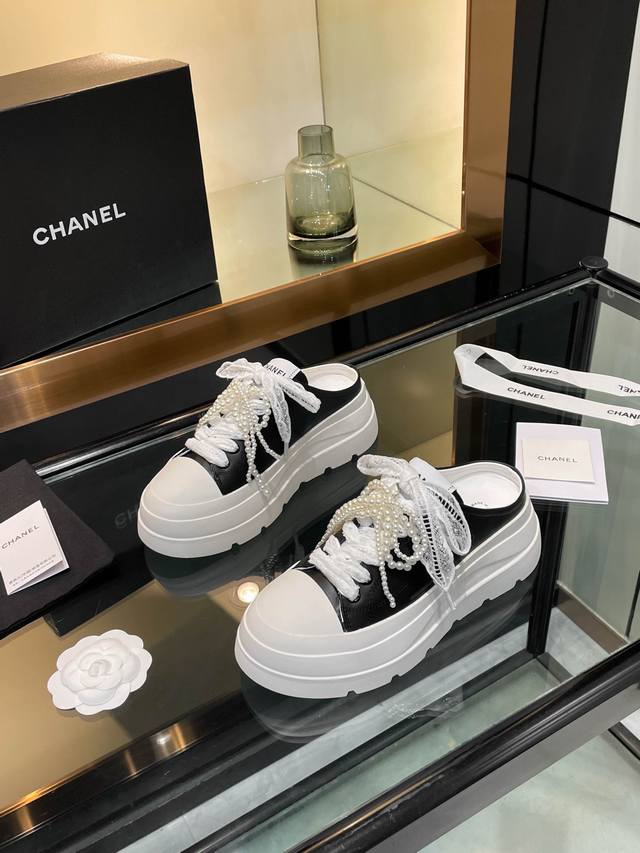 Chane* 25S熊猫拼色休闲鞋 网红明星同款 专柜最新走秀主打系列上 原版排列搭配 百搭的后空板鞋 看似平平无奇 上脚蝴蝶结属实好搭 酷毙了 大底是立体的L