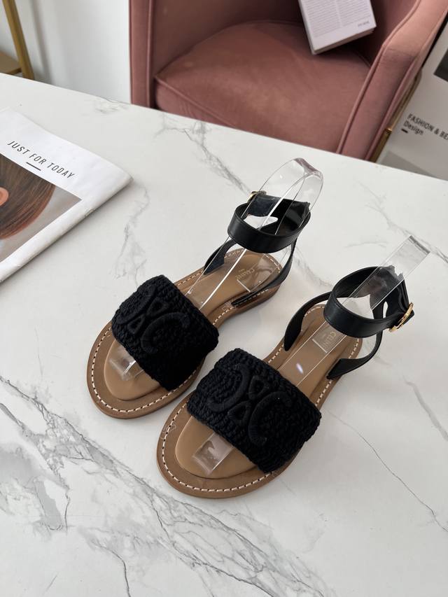 Celine 赛琳 春夏新品半拖鞋鞋面采用原版纯手工缝制，搭配原版五金扣饰，油边工艺，大底下层原版生胶上层真皮底组合，质感非凡上脚超级好看 码数35-41 41