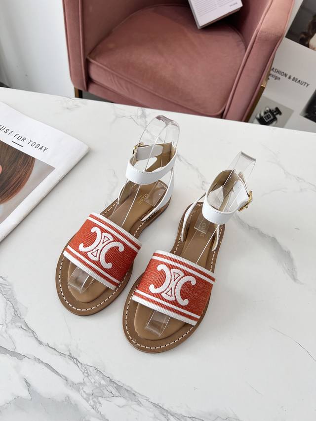 Celine 赛琳 春夏新品半拖鞋鞋面采用原版电绣工艺，搭配原版五金扣饰，油边工艺，大底下层原版生胶上层真皮底组合，质感非凡上脚超级好看 码数35-41 41定
