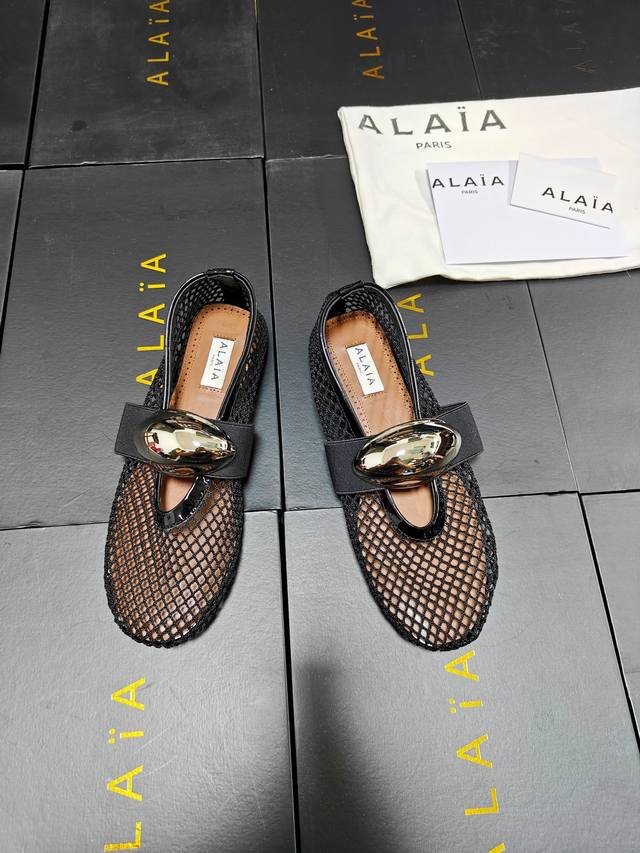 网纱款！！！青色 Alaia 走秀款平底芭蕾舞平底单鞋！ 甜酷芭蕾风，人气超高的一款芭蕾舞鞋，浪漫又迷人舒适百搭。 原版订制牛皮施华钻 面料， 羊皮内里，私模橡