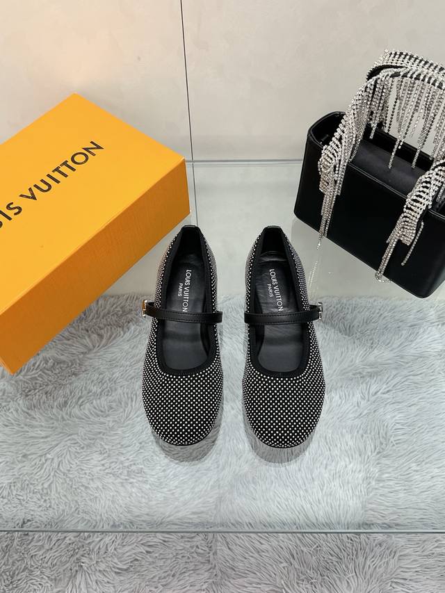 工厂P价P： Louis Vuitton 路易威登春夏 单鞋系列 联名玛丽珍时装平底鞋 春夏秀场出镜率最高的一款单品 超多名模上脚 简约大方非常百搭 鞋面：采用