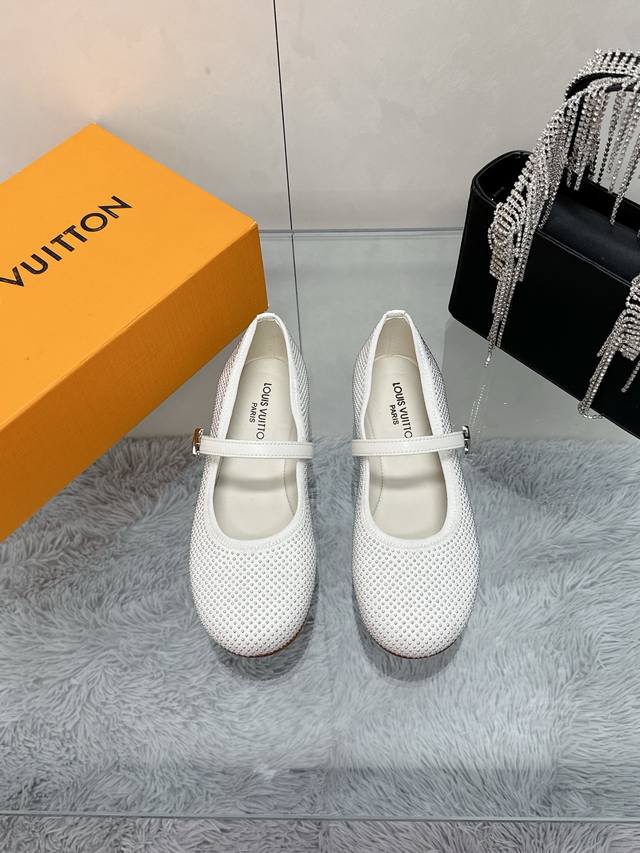 工厂P价P： Louis Vuitton 路易威登春夏 单鞋系列 联名玛丽珍时装平底鞋 春夏秀场出镜率最高的一款单品 超多名模上脚 简约大方非常百搭 鞋面：采用