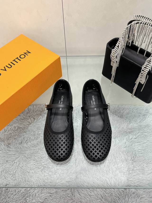 工厂P价P： Louis Vuitton 路易威登春夏 单鞋系列 联名玛丽珍时装平底鞋 春夏秀场出镜率最高的一款单品 超多名模上脚 简约大方非常百搭 鞋面：采用