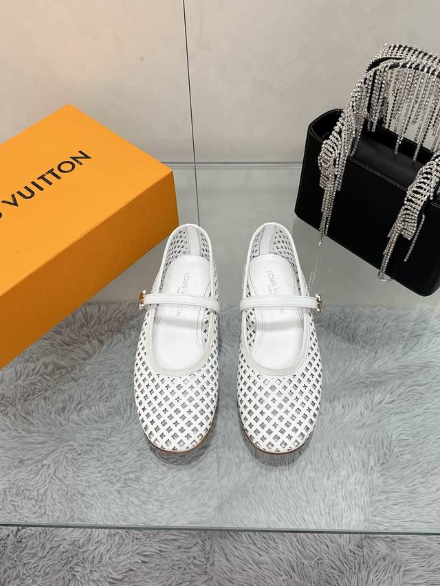 工厂P价P： Louis Vuitton 路易威登春夏 单鞋系列 联名玛丽珍时装平底鞋 春夏秀场出镜率最高的一款单品 超多名模上脚 简约大方非常百搭 鞋面：采用