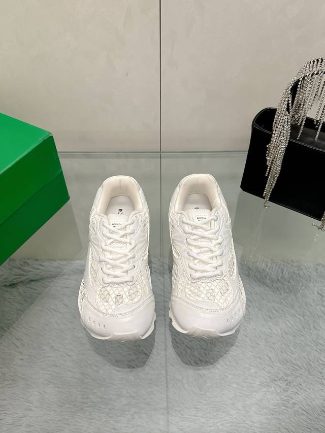 工厂P价P： Bv Orbit运动鞋 王一博 同款 情侣款老爹鞋 Runner运动鞋，采用轻质科技网布面料。 搭配几何图案设计橡胶外底 认准套包工艺 实际增高很
