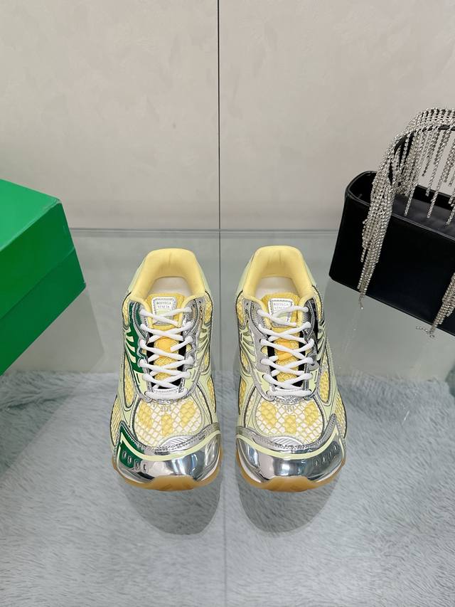 工厂P价P： Bv Orbit运动鞋 王一博 同款 情侣款老爹鞋 Runner运动鞋，采用轻质科技网布面料。 搭配几何图案设计橡胶外底 认准套包工艺 实际增高很