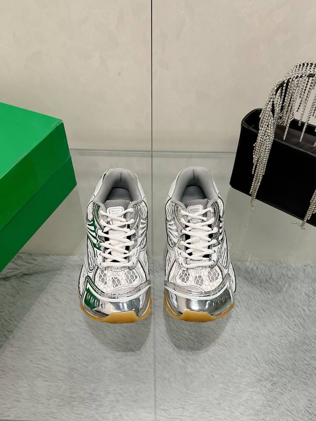 工厂P价P： Bv Orbit运动鞋 王一博 同款 情侣款老爹鞋 Runner运动鞋，采用轻质科技网布面料。 搭配几何图案设计橡胶外底 认准套包工艺 实际增高很