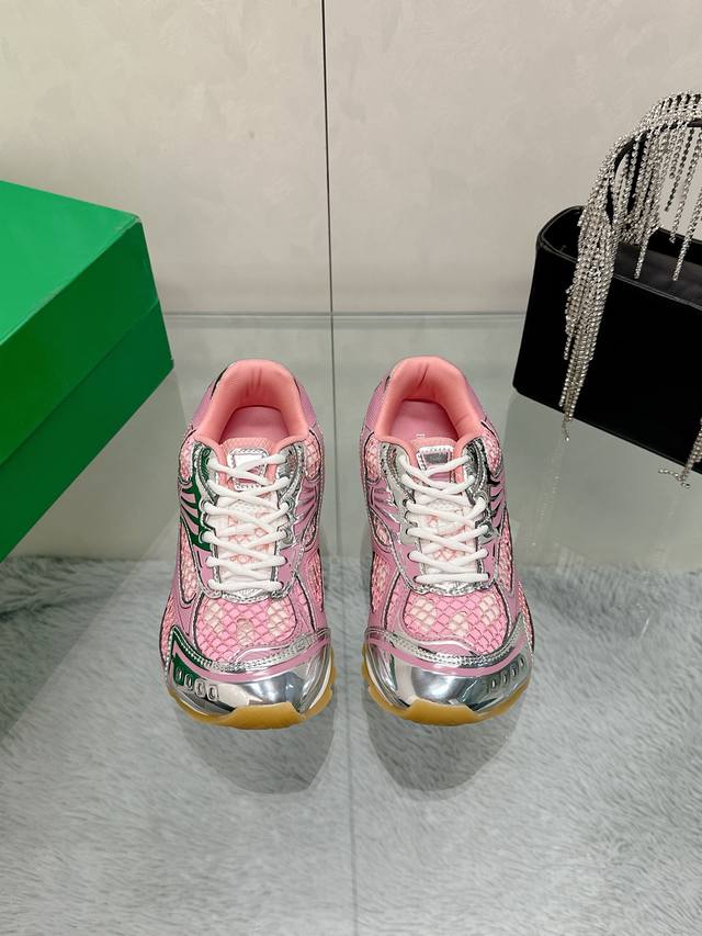 工厂P价P： Bv Orbit运动鞋 王一博 同款 情侣款老爹鞋 Runner运动鞋，采用轻质科技网布面料。 搭配几何图案设计橡胶外底 认准套包工艺 实际增高很