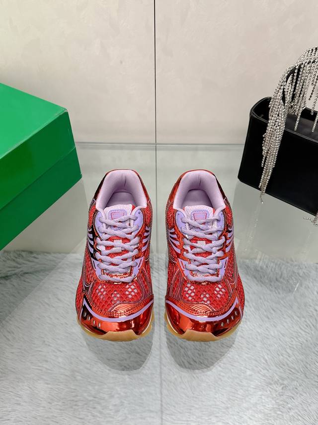 工厂P价P： Bv Orbit运动鞋 王一博 同款 情侣款老爹鞋 Runner运动鞋，采用轻质科技网布面料。 搭配几何图案设计橡胶外底 认准套包工艺 实际增高很