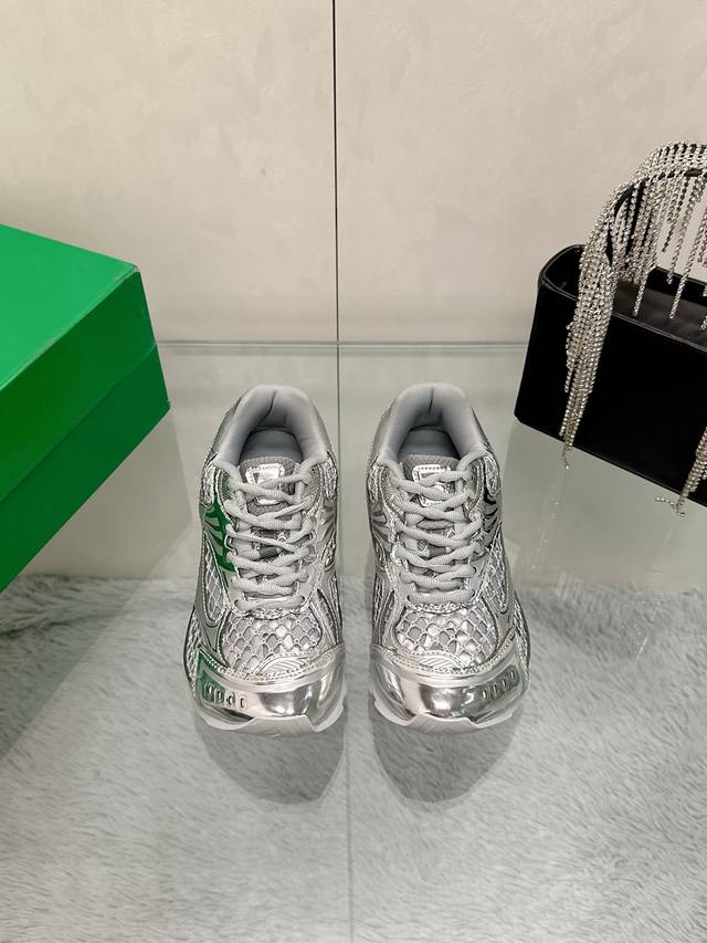 工厂P价P： Bv Orbit运动鞋 王一博 同款 情侣款老爹鞋 Runner运动鞋，采用轻质科技网布面料。 搭配几何图案设计橡胶外底 认准套包工艺 实际增高很