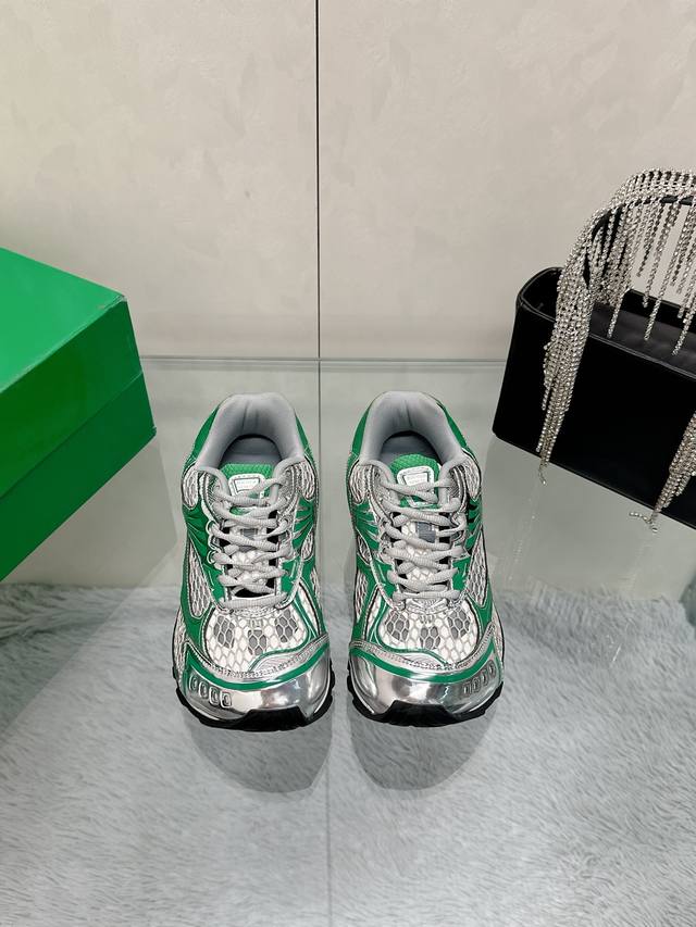 工厂P价P： Bv Orbit运动鞋 王一博 同款 情侣款老爹鞋 Runner运动鞋，采用轻质科技网布面料。 搭配几何图案设计橡胶外底 认准套包工艺 实际增高很