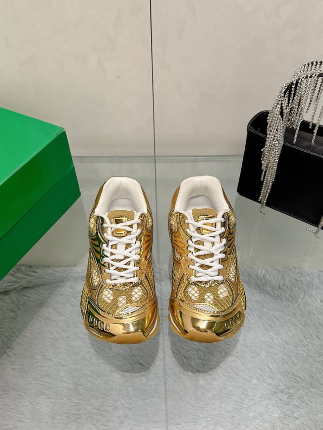 工厂P价P： Bv Orbit运动鞋 王一博 同款 情侣款老爹鞋 Runner运动鞋，采用轻质科技网布面料。 搭配几何图案设计橡胶外底 认准套包工艺 实际增高很