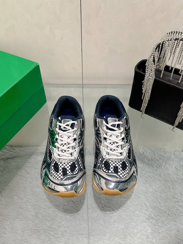 工厂P价P： Bv Orbit运动鞋 王一博 同款 情侣款老爹鞋 Runner运动鞋，采用轻质科技网布面料。 搭配几何图案设计橡胶外底 认准套包工艺 实际增高很