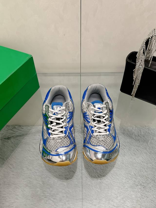 工厂P价P： Bv Orbit运动鞋 王一博 同款 情侣款老爹鞋 Runner运动鞋，采用轻质科技网布面料。 搭配几何图案设计橡胶外底 认准套包工艺 实际增高很