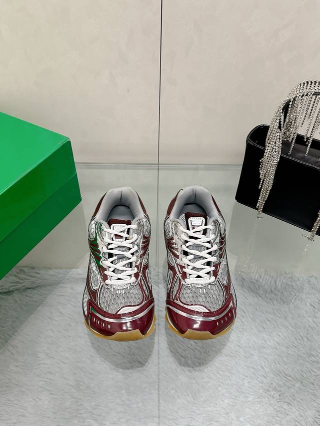 工厂P价P： Bv Orbit运动鞋 王一博 同款 情侣款老爹鞋 Runner运动鞋，采用轻质科技网布面料。 搭配几何图案设计橡胶外底 认准套包工艺 实际增高很