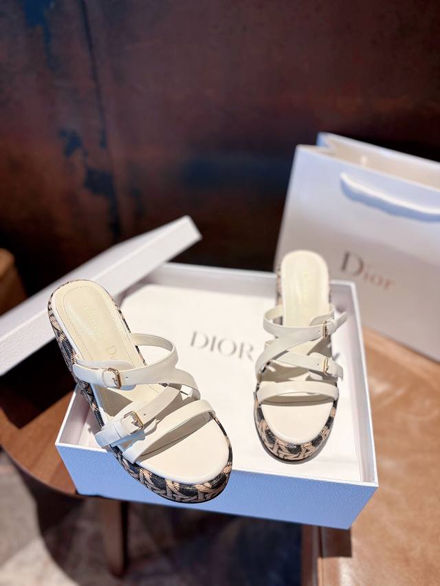 Dior Chrono迪奥 高版本新款凉鞋. 简约超级百搭. 上脚完美奢华可任意搭配春夏服饰. 脚感更是舒适！ 材质原版完美复刻. 原版拆解开模. 1原版电镀古