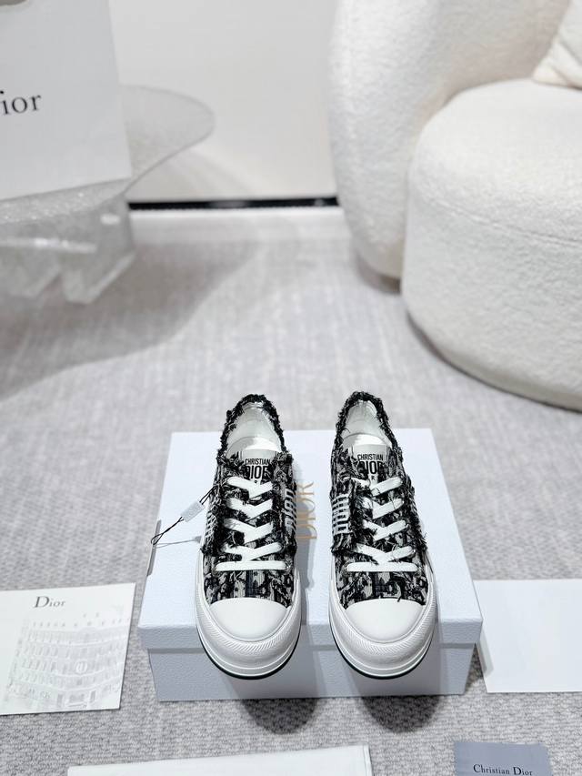 工厂P价 高版本.原版购入开发 重工型H Or 这款Dior Vibe迪奥厚底鞋融入 Dior 的经典元素风格低帮休闲厚底潮鞋板鞋单品 精心制作. 侧面饰以同色